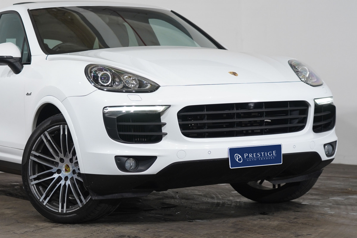 2016 Porsche Cayenne Diesel Platinum Edition SUV Image 2