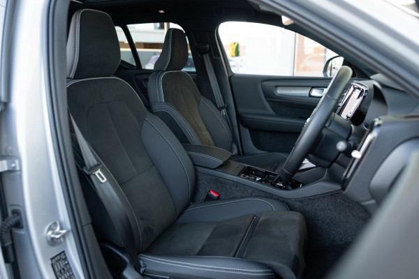 2024 MY25 Volvo XC40 XZ Ultra B4 Dark SUV Image 16