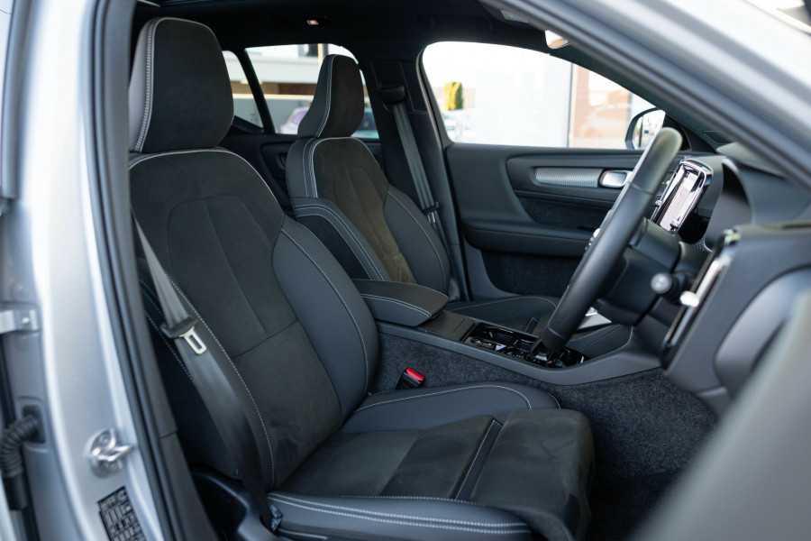 2024 MY25 Volvo XC40 XZ Ultra B4 Dark SUV Image 16