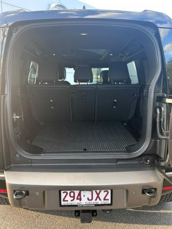 2024 Land Rover Defender L663 110 D300 X SUV image 17