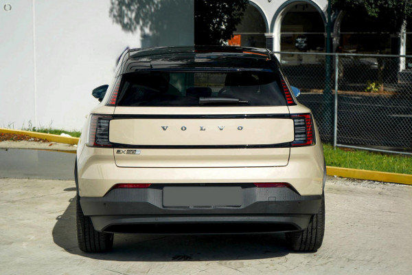 2026 Volvo EX30  Single Motor Extended Range Ultra SUV Image 3