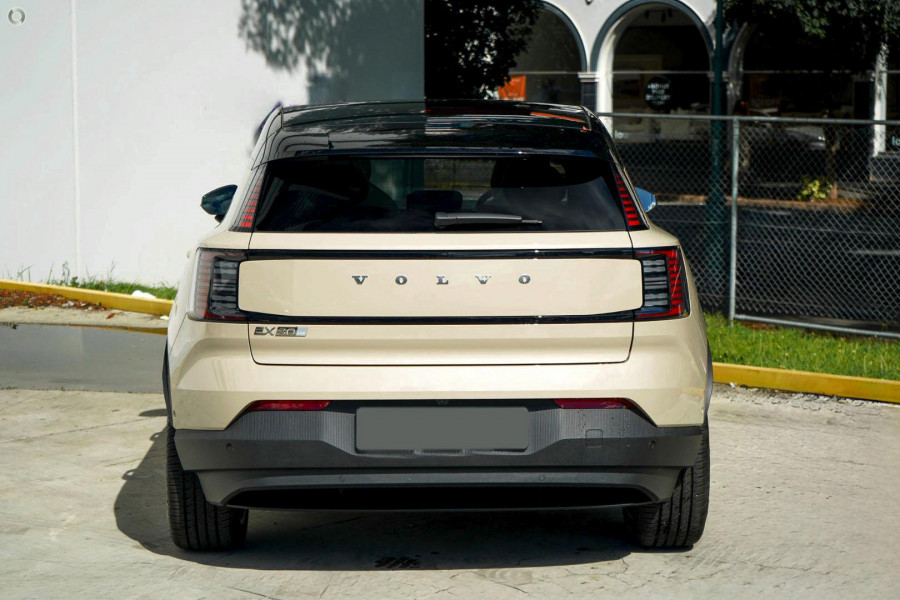 2026 Volvo EX30  Single Motor Extended Range Ultra SUV Image 3