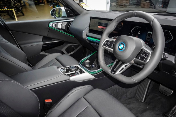 2025 BMW X3 G45 30e xDrive SUV image 5