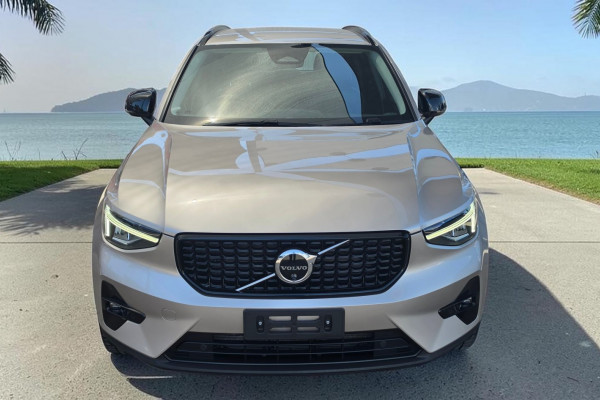 2023 Volvo XC40 XZ Ultimate B5 Dark SUV Image 2