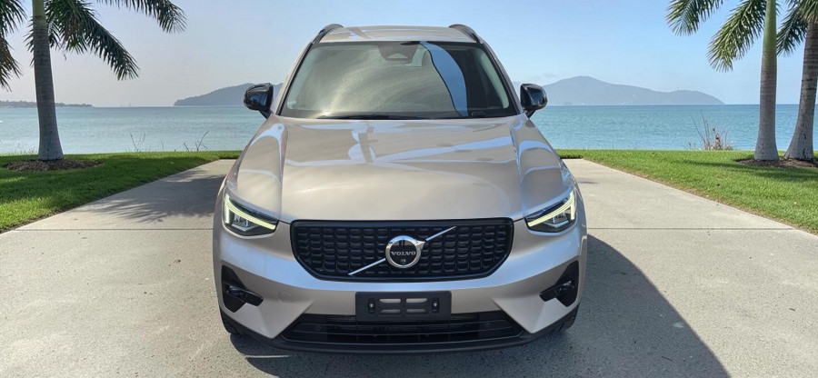 2023 Volvo XC40 XZ Ultimate B5 Dark SUV Image 2