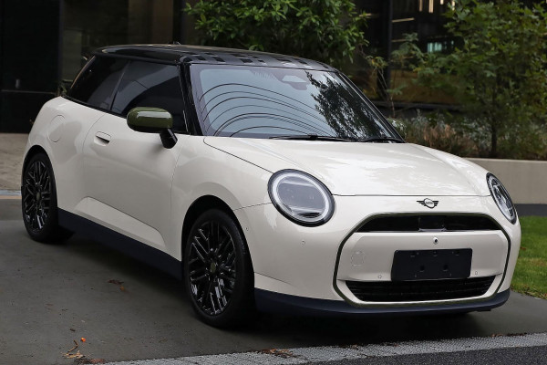 MINI Cooper SE Favoured J01