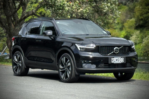 2025 Volvo XC40 XZ Ultra B4 Dark SUV Image 8