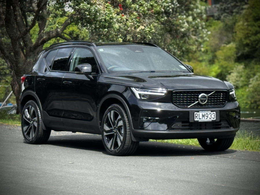 2025 Volvo XC40 XZ Ultra B4 Dark SUV Image 8