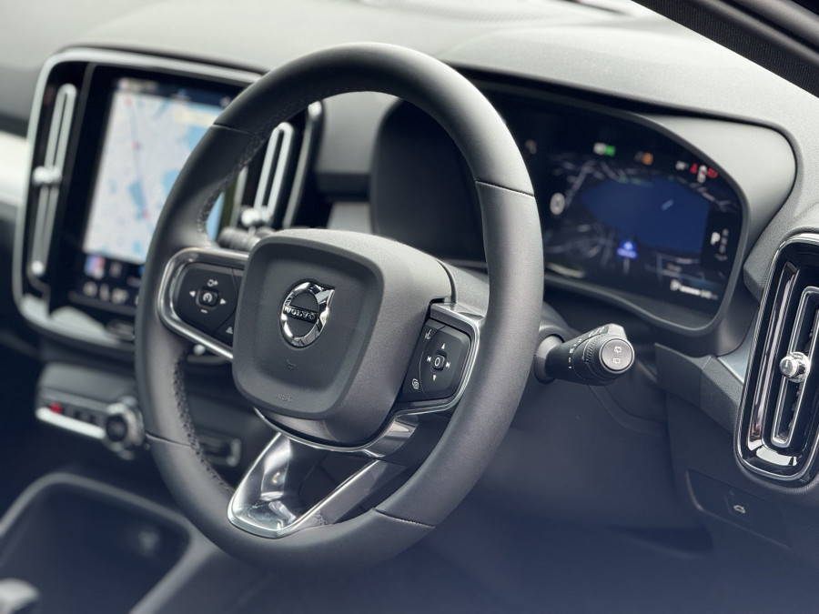 2025 Volvo XC40 XZ Ultra B4 Dark SUV Image 13