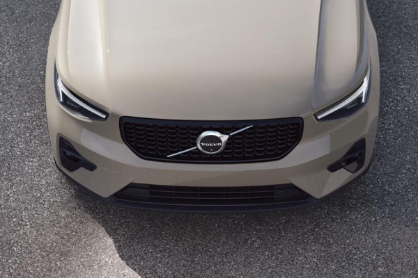 2024 MY25 Volvo XC40  Ultra B4 Dark SUV Image 3