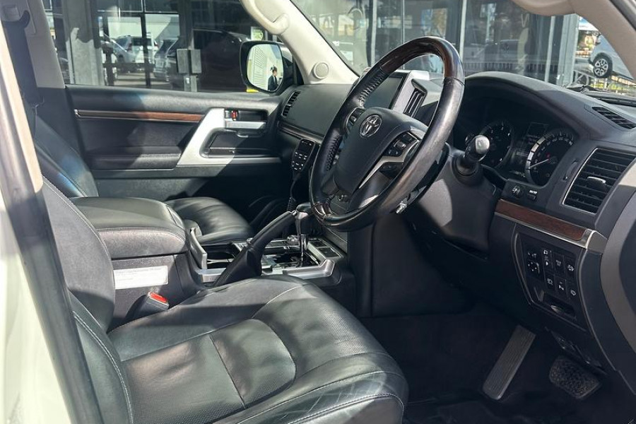 2020 Toyota LandCruiser VDJ200R Sahara SUV Image 7