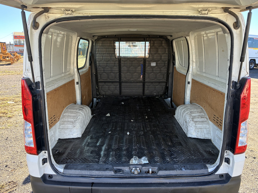 2019 Toyota HiAce GDH300R  Van Image 5