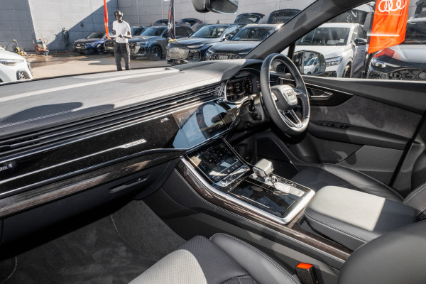 2026 Audi Q7 4M TDI 210kW S line SUV image 8