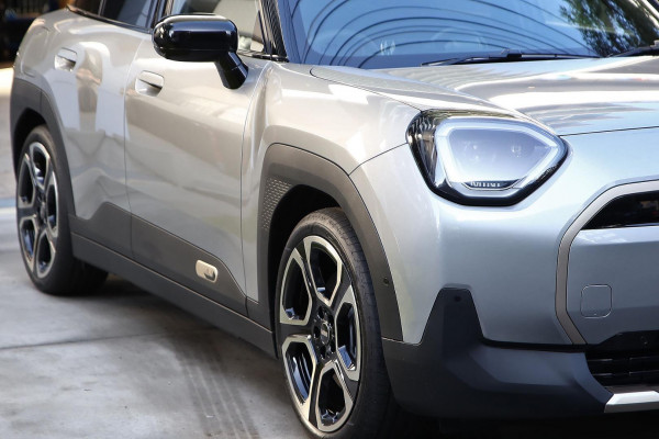 2026 MINI Aceman J05 SE Favoured Hatch image 17