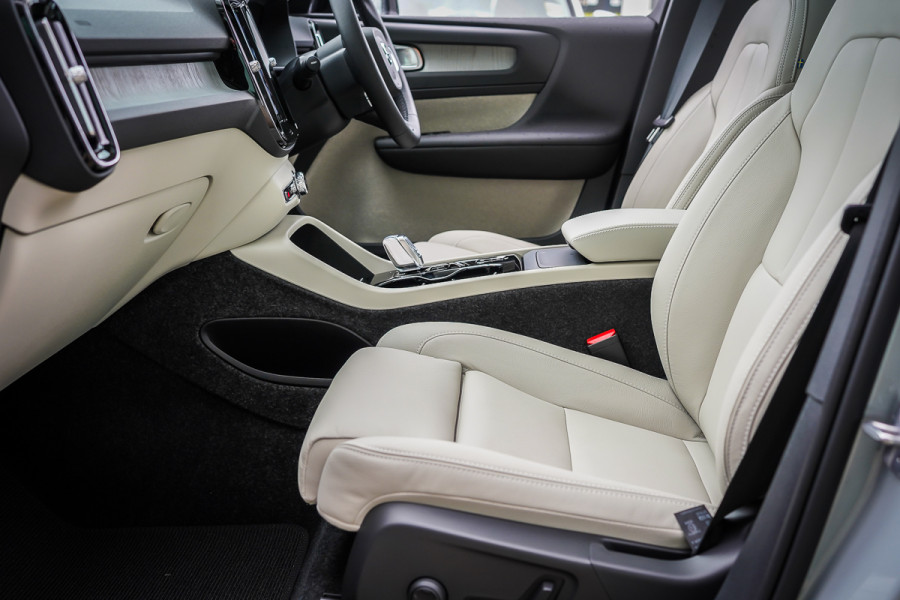 2024 MY25 Volvo XC40 XZ Ultra B4 Dark SUV Image 31
