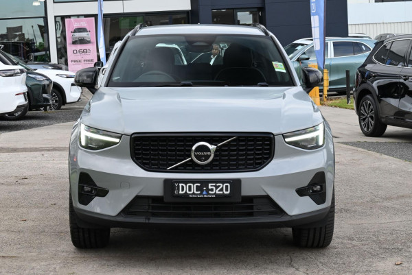 2025 Volvo XC40 XZ Ultra B4 Bright SUV image 2