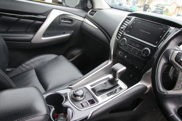 2019 Mitsubishi Pajero Sport QE Black Edition SUV Image 8