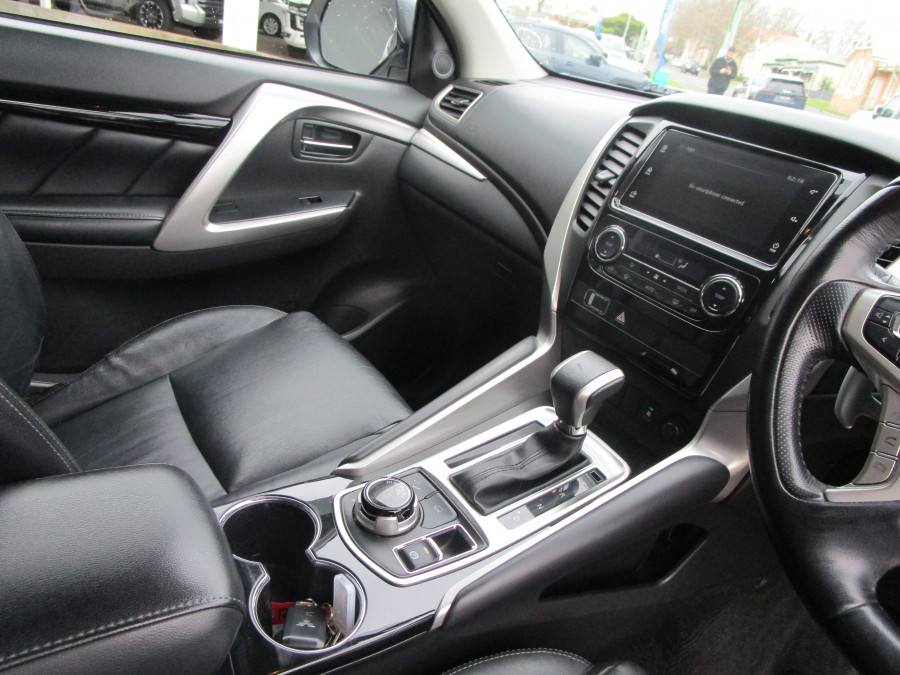 2019 Mitsubishi Pajero Sport QE Black Edition SUV Image 8
