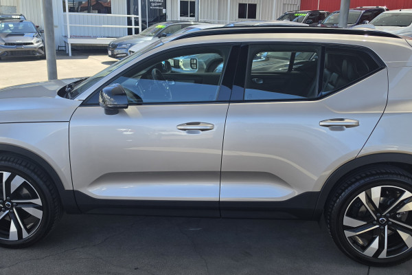 2023 Volvo XC40 XZ Ultimate B5 Dark SUV Image 4