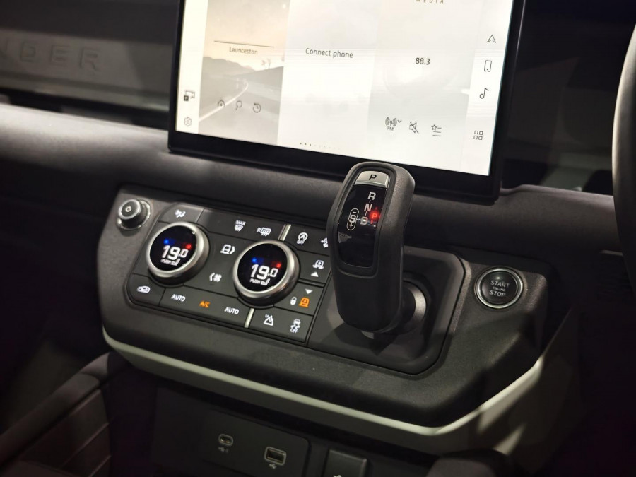2022 MY23.5 Land Rover Defender L663 110 D300 SE SUV Image 37