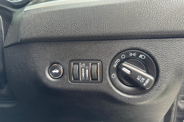 2015 MY14 Chrysler 300 LX C Sedan Image 23