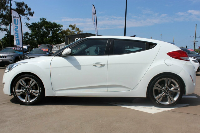 2012 Hyundai Veloster FS + Coupe Hatchback Mobile Image 6