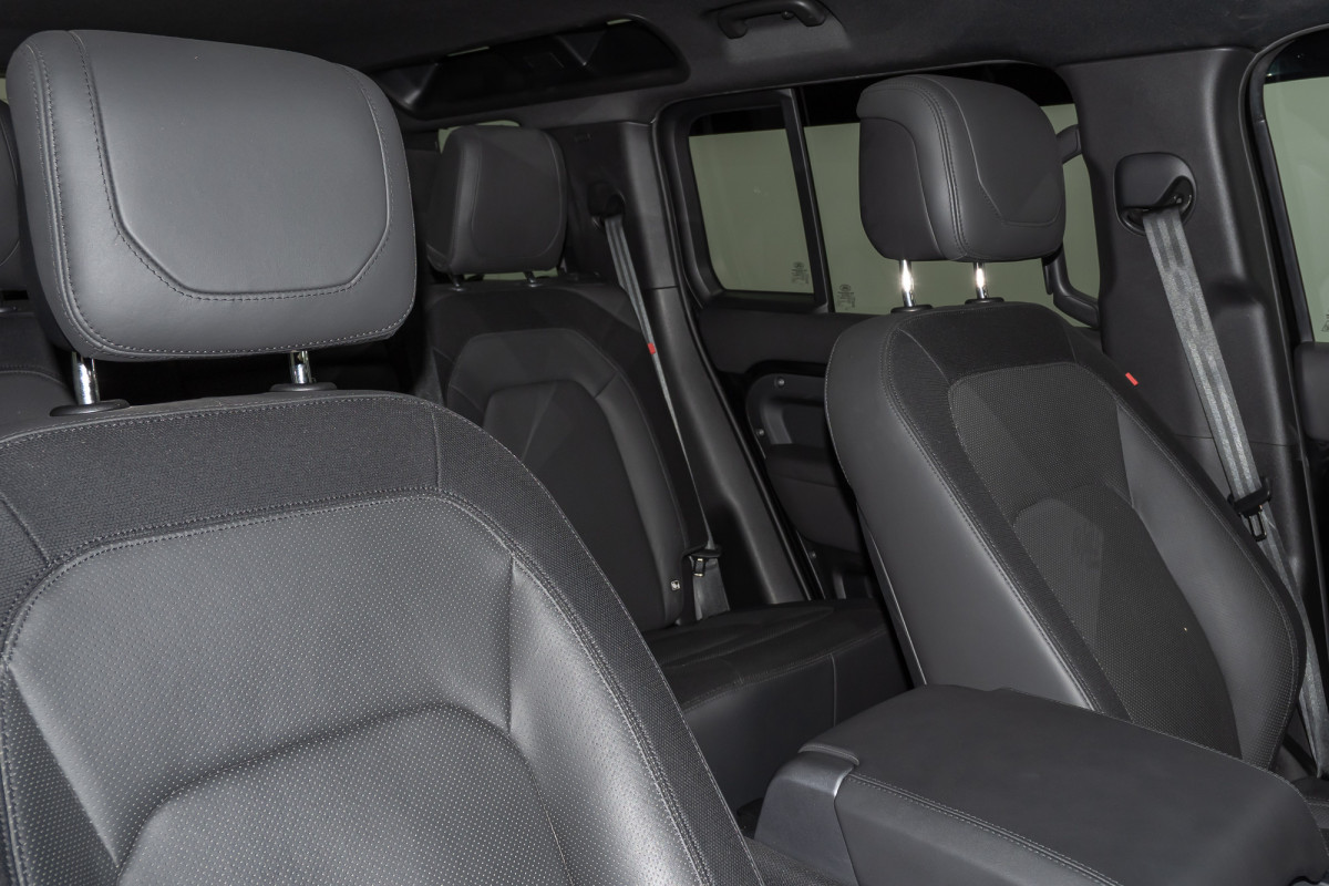 2022 Land Rover Defender 110 D300 X-Dynamic Hse (220kw) SUV Image 4