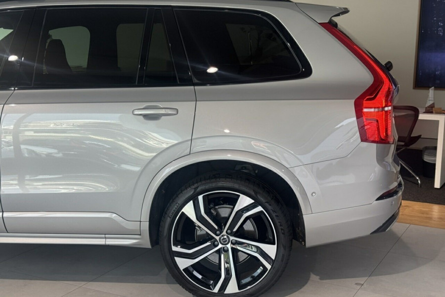 2024 Volvo XC90 L Series Recharge Ultimate T8 Plug-In Hybrid SUV Image 11