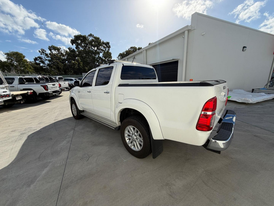 2014 Toyota HiLux SR5 Double Cab Pickup Image 15