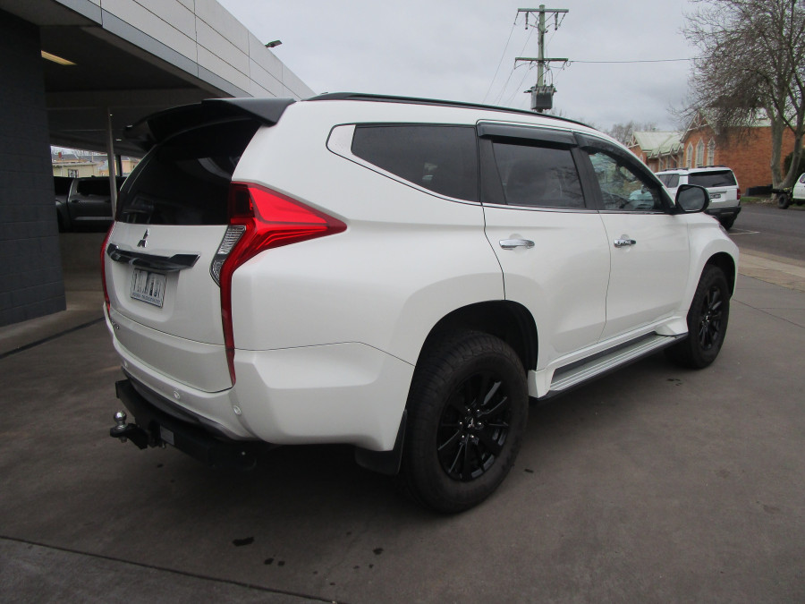2019 Mitsubishi Pajero Sport QE Black Edition SUV Image 5