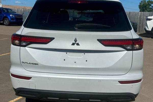 2022 MY23 Mitsubishi Outlander ZM ES SUV Image 4