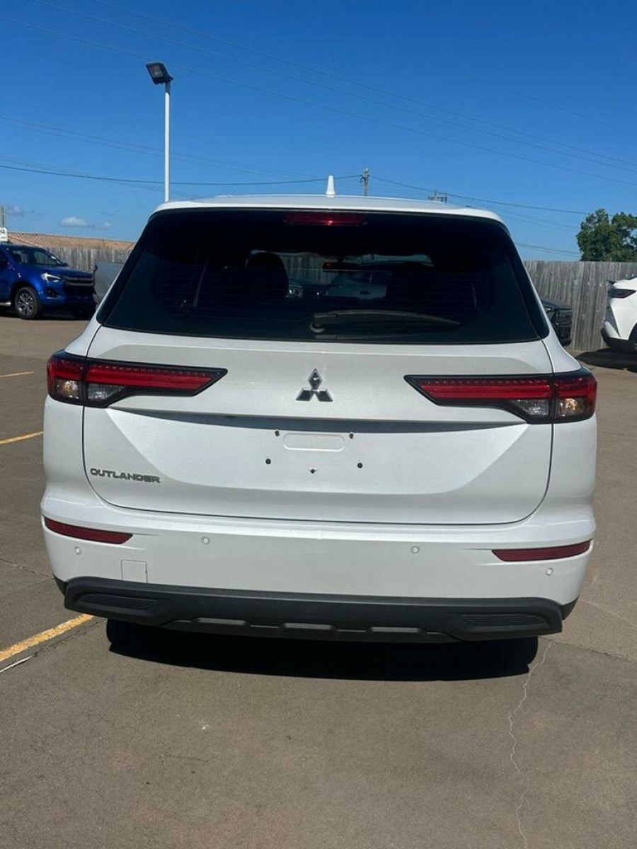 2022 MY23 Mitsubishi Outlander ZM ES SUV Image 4
