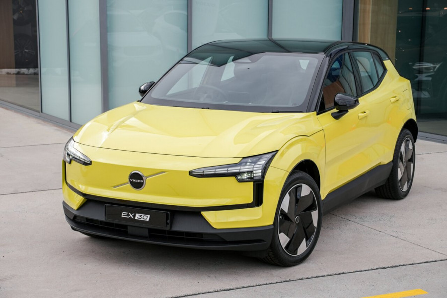 2024 MY25 Volvo EX30  Single Motor Extended Range Plus SUV Image 3