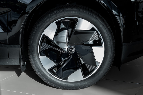 2025 Volvo EX30  Single Motor Extended Range Ultra SUV Image 9