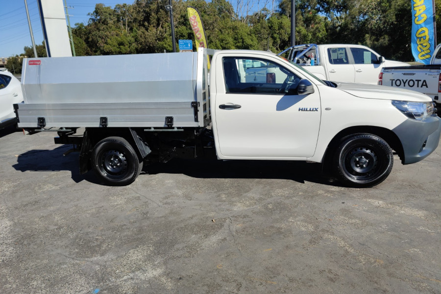 2020 Toyota HiLux Cab chassis Image 7