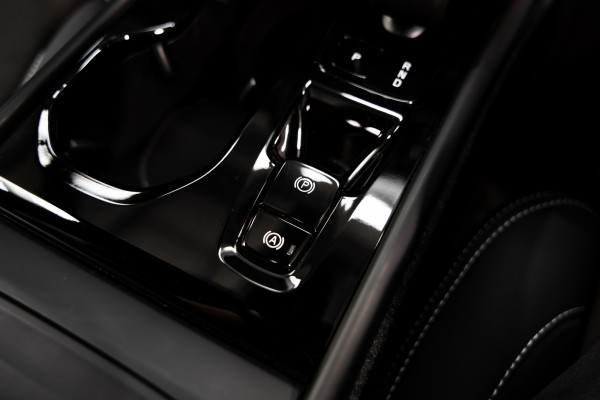 2025 Volvo XC40 XZ Ultra B4 Dark SUV Image 13