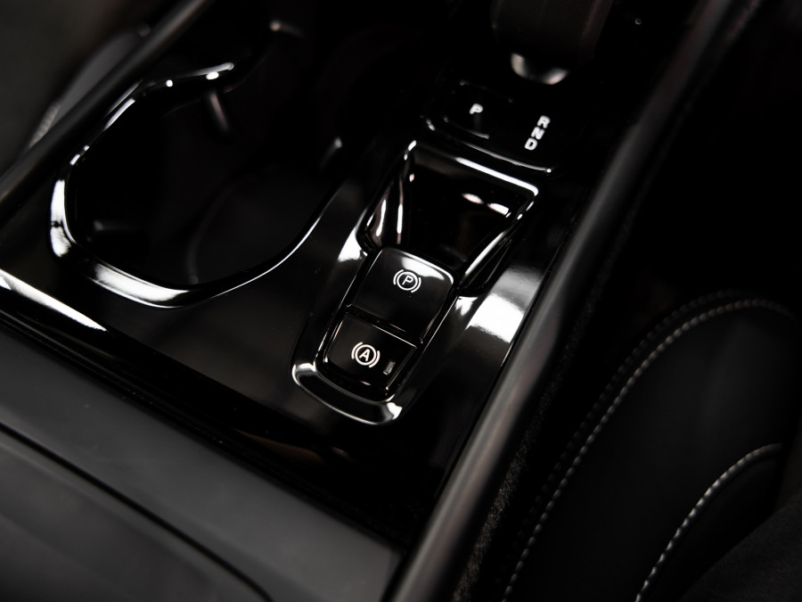 2025 Volvo XC40 XZ Ultra B4 Dark SUV Image 13