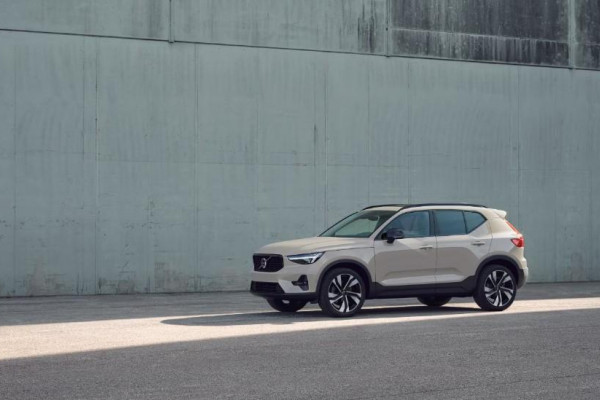 2024 MY25 Volvo XC40  Ultra B4 Dark SUV Image 6