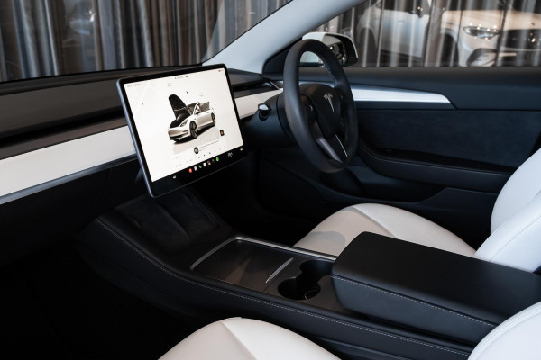 2022 Tesla Model 3  Rear-Wheel Drive Sedan image 8