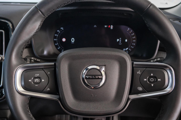 2023 Volvo XC40 XZ Ultimate B5 Dark SUV image 14