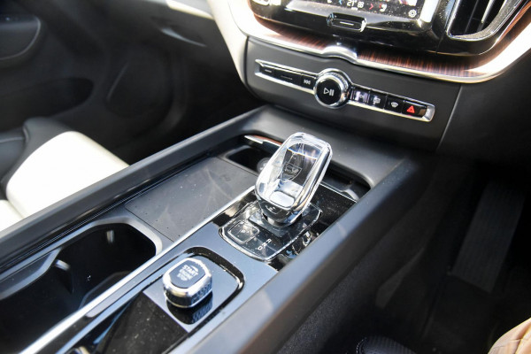 2023 Volvo XC60  Ultimate B6 Dark SUV Image 6