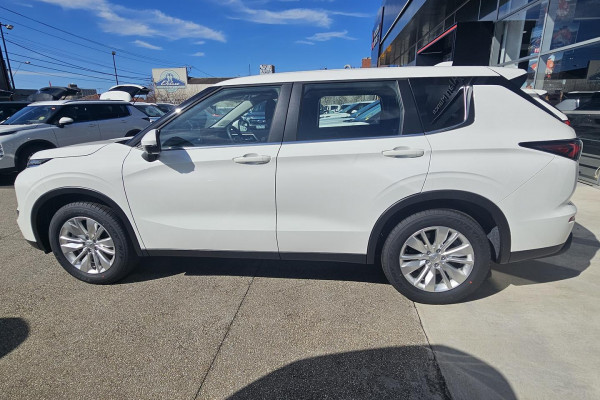 2026 Mitsubishi Outlander ZM ES SUV Image 3