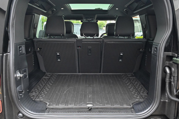 2026 Land Rover Defender L663 110 D350 X-Dynamic HSE SUV image 9