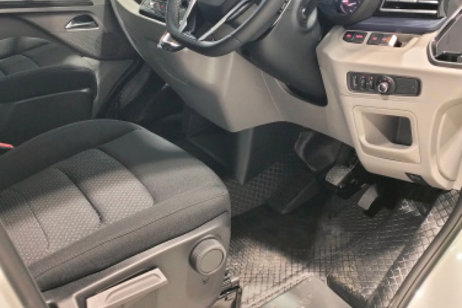 2024 LDV Deliver 9  11-Seat Bus Image 18