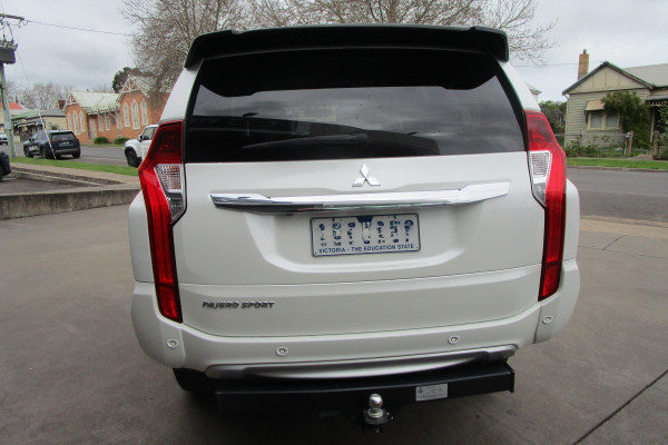2019 Mitsubishi Pajero Sport QE Black Edition SUV Image 4