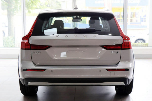 2024 Volvo V60 Cross Country  Ultimate B5 Bright Wagon Image 4