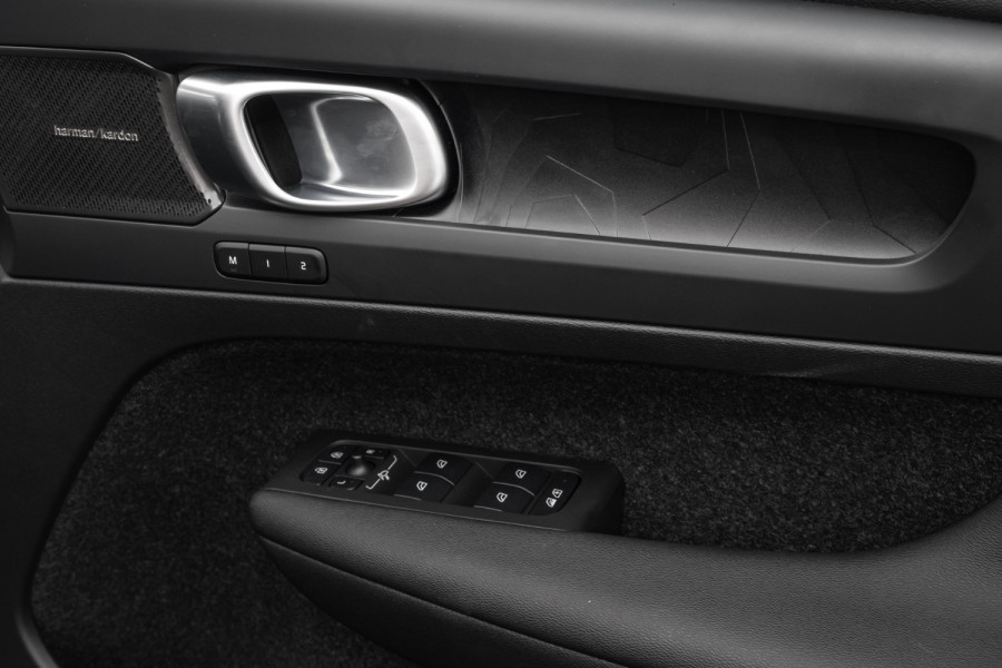 2025 Volvo EX40 No Series Black Edition SUV Image 16