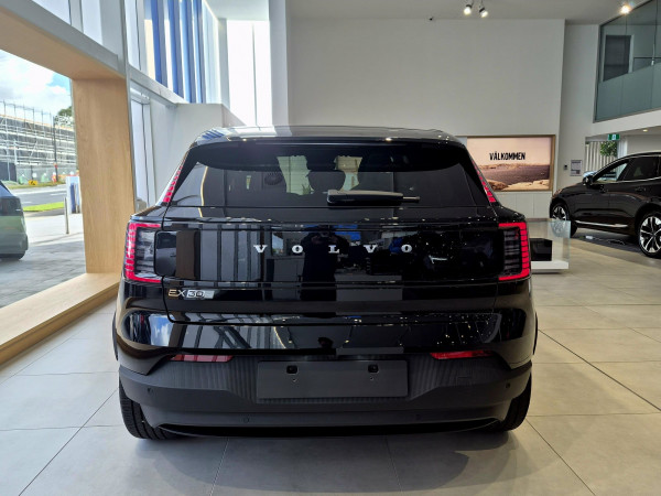 2026 Volvo EX30  Single Motor Extended Range Ultra SUV image 6