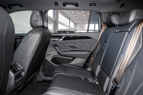 2026 Volkswagen Tayron R4 200TSI eHybrid R-Line SUV Image 9