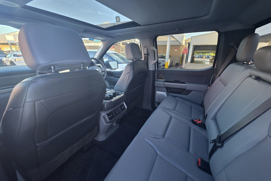 2023 Ford F-150 No Series Lariat Dual Cab Image 17